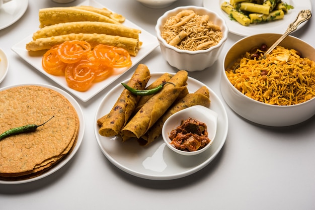 Groep Gujarati-snacks zoals jalebi-fafda, thepla, khaman dhokla, aloo bhujiya, khandvi, khakra, dahi vada, gathiya met hete thee