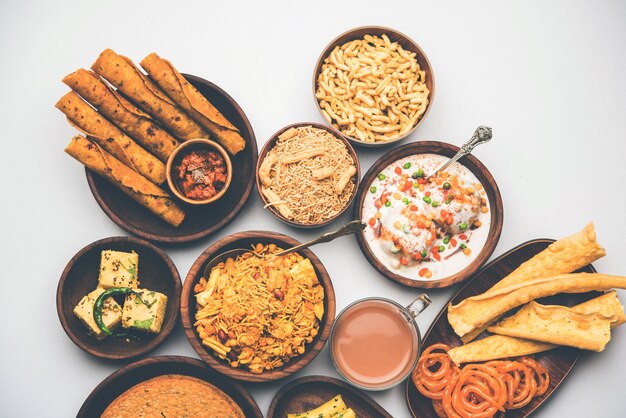 Groep Gujarati-snacks zoals jalebi-fafda, thepla, khaman dhokla, aloo bhujiya, khandvi, khakra, dahi vada, gathiya met hete thee