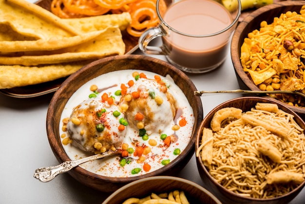 Groep Gujarati-snacks zoals jalebi-fafda, thepla, khaman dhokla, aloo bhujiya, khandvi, khakra, dahi vada, gathiya met hete thee