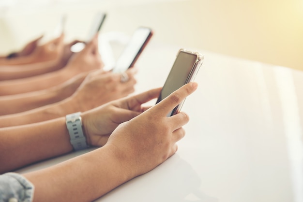 Groep handenmensen die en mobiele telefoon gebruiken bekijken