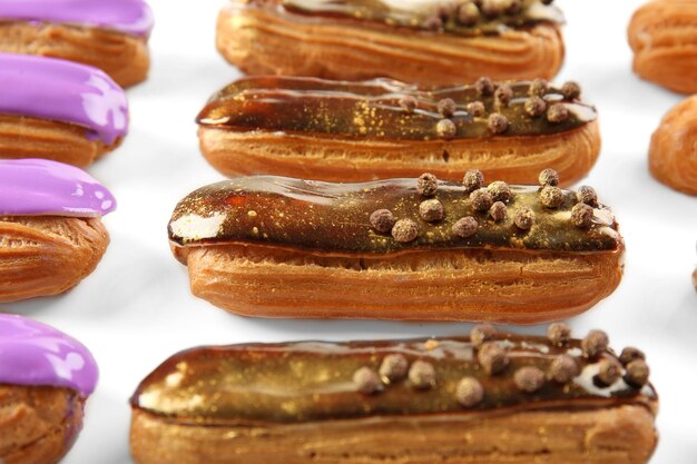 Groep heerlijke eclairs close-up