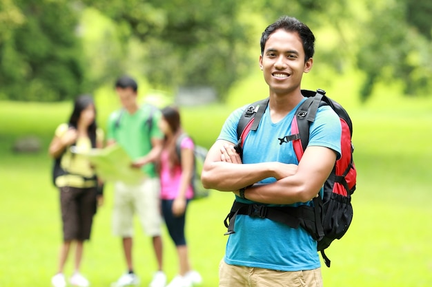 Groep het Aziatische jongeren backpacken