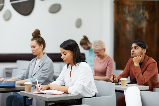 Groep het bedrijfsmensen bestuderen