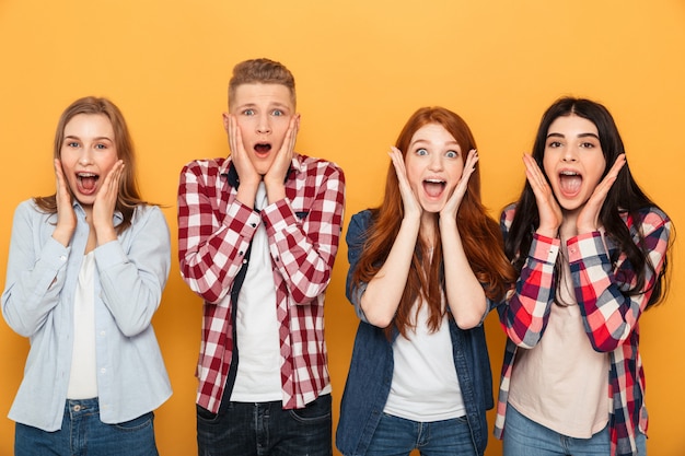 Groep het gelukkige schoolvrienden gillen