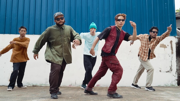 Groep hiphopchoreografen die samen straatdansen bij wall Endeavor