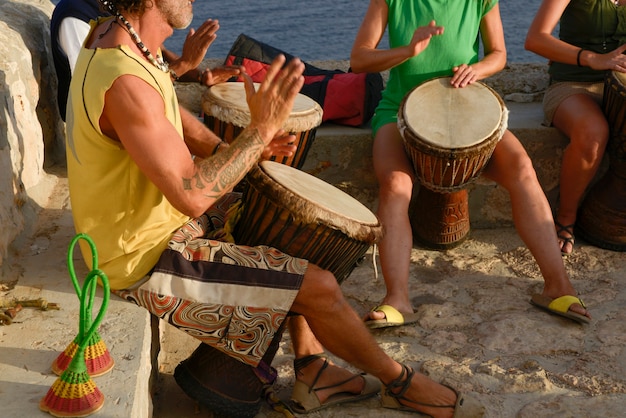 Groep hippies die drummen