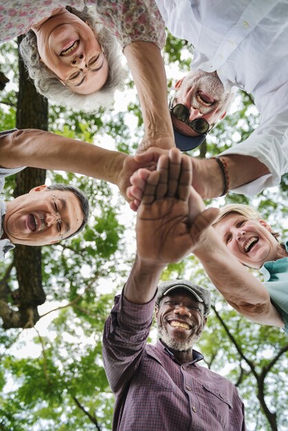 Foto groep hoger pensionering die samenhorigheidsconcept uitoefenen