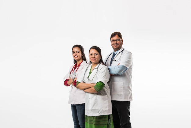 Groep indiase artsen, mannelijke en vrouwelijke staande geïsoleerd op een witte achtergrond, selectieve focus