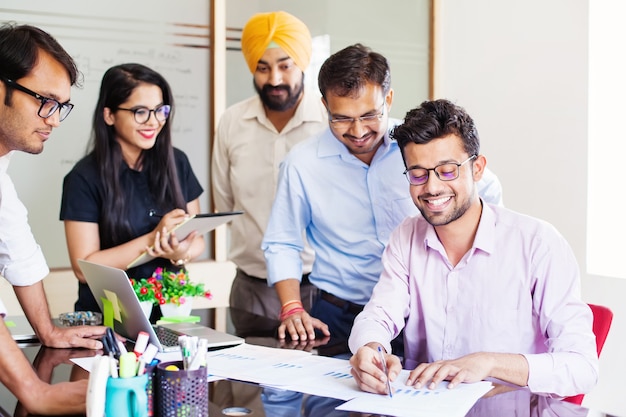 Groep Indiase mensen die een projectstrategie bespreken