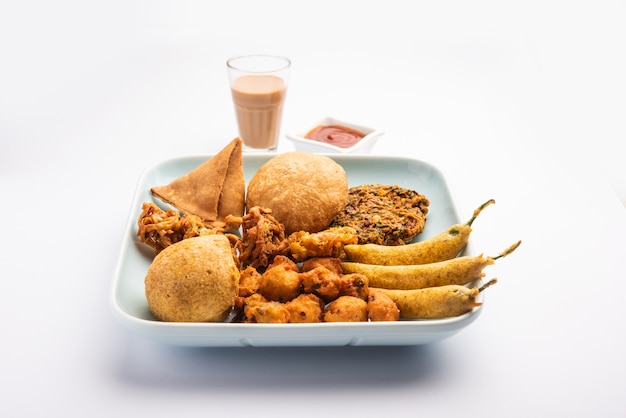 Groep Indiase theetijdsnacks samosa, kachori, aloo bonda, ui pakora, moong vada, chili beignet enz