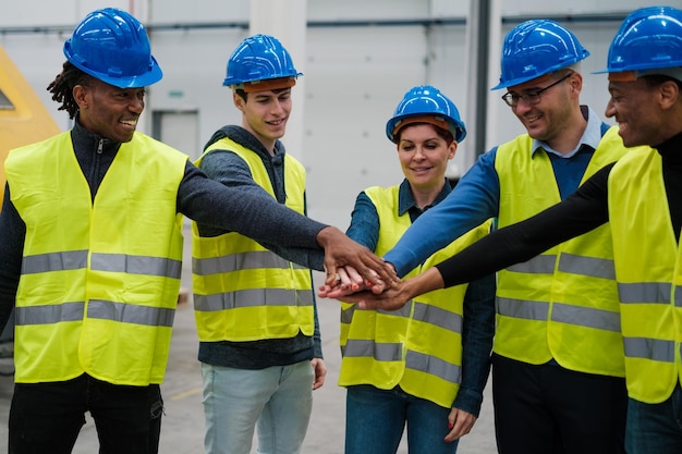 Groep ingenieurs die de behaalde successen op het werk vieren