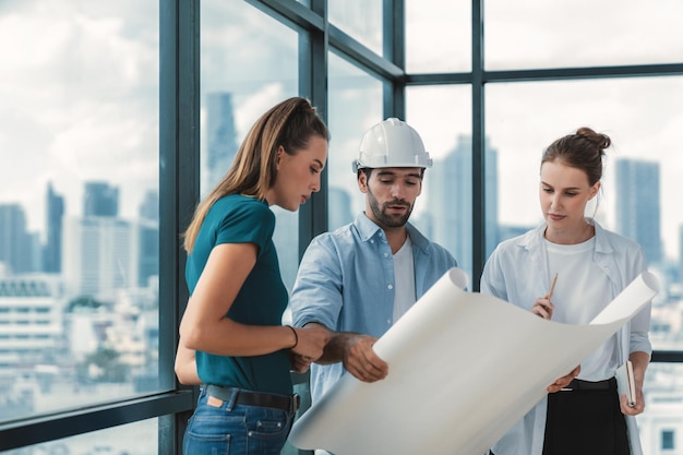 Groep ingenieurs kijkt naar het projectplan tijdens het brainstormen van ideeën