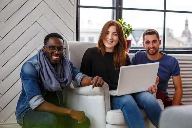 Groep internationale studenten die laptop gebruiken. Studio-opname