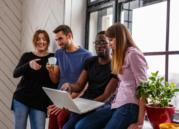 Groep internationale studenten die laptop met behulp van. Studio opname