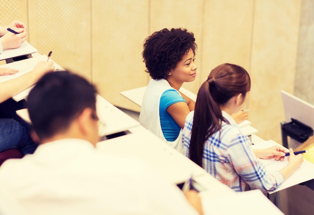 groep internationale studenten in de collegezaal