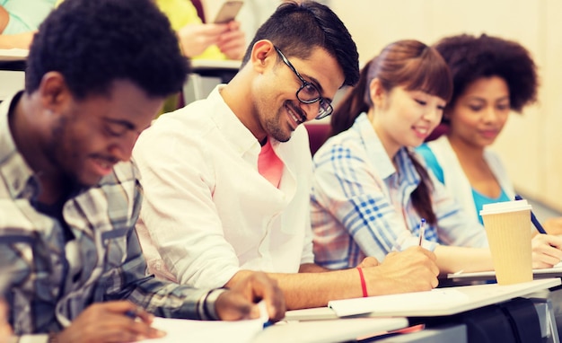 groep internationale studenten met een lezing