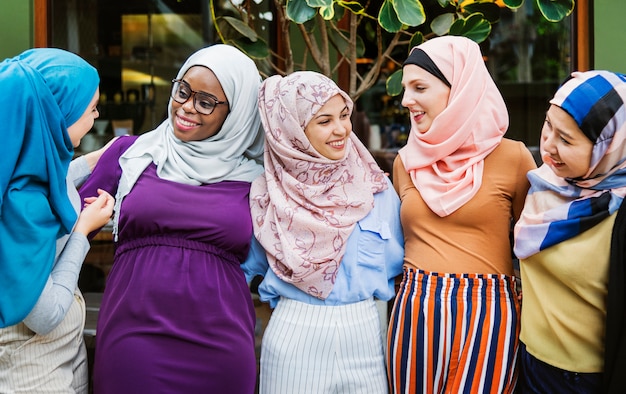 Groep islamitische vrienden armen rond en lachend samen