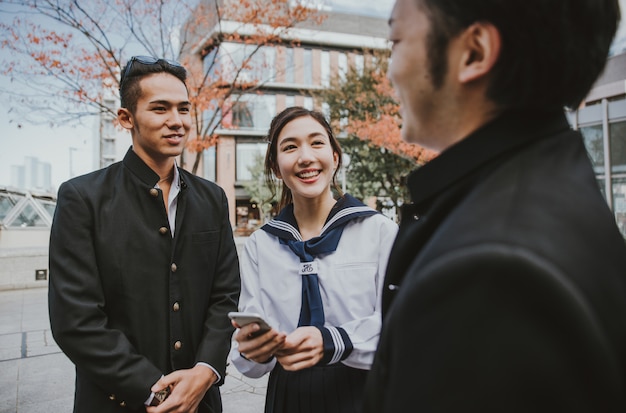 Groep japanse tieners, levensstijlmomenten in een schooldag