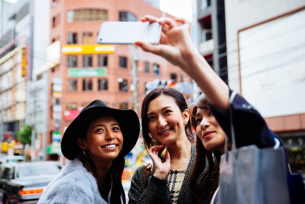Groep Japanse vrouwen die tijd doorbrengen in Tokyo, winkelen in verschillende delen van de stad