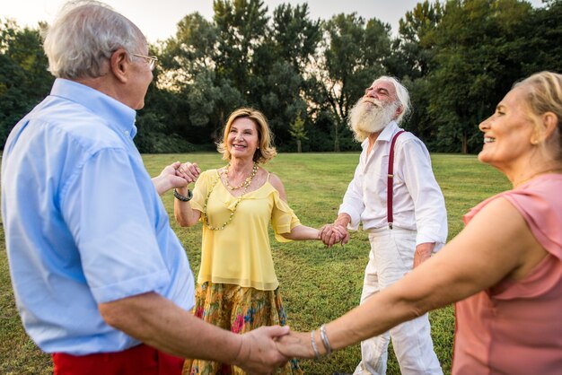 Groep jeugdige senioren buiten plezier