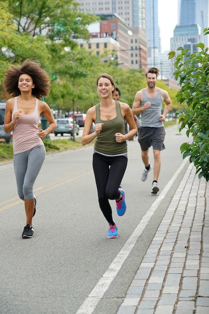 Groep joggers die in de renbaan van manhattan uitoefenen