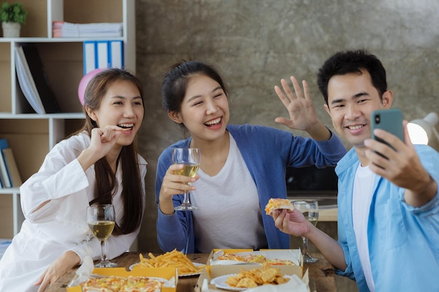 Groep jonge Aziaten die plezier hebben met het maken van foto's op bedrijfsfeesten startfeesten nieuwjaarsfeesten jaarlijkse bedrijfsfeesten alcoholische dranken Bedrijfsmedewerker feest catering ideeën vieringen