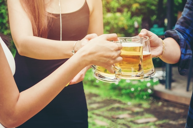 Groep jonge Aziatische mensen die bierfestivallen vieren