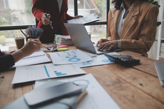 Groep jonge Aziatische zakelijke team creatieve ondernemers collega in kantoor Blij om succesvol partnerschap teamwerk te vieren prestatie en succes concept