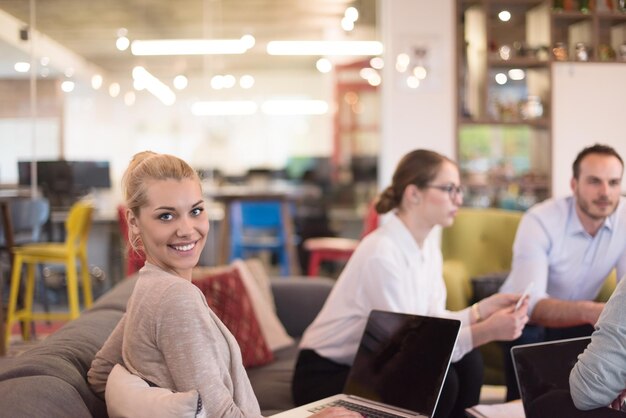 Groep jonge bedrijfsmensen die businessplan bespreken bij de moderne startbureaubouw