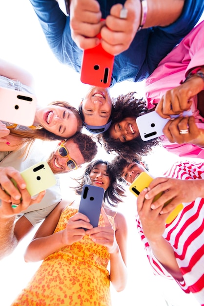 Foto groep jonge beste vrienden die buiten een band vormen