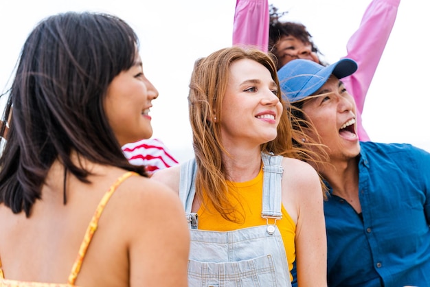 Groep jonge beste vrienden die buiten een band vormen