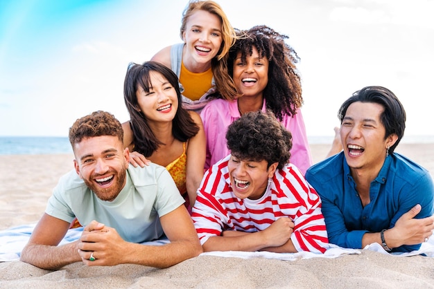 Groep jonge beste vrienden die buiten een band vormen