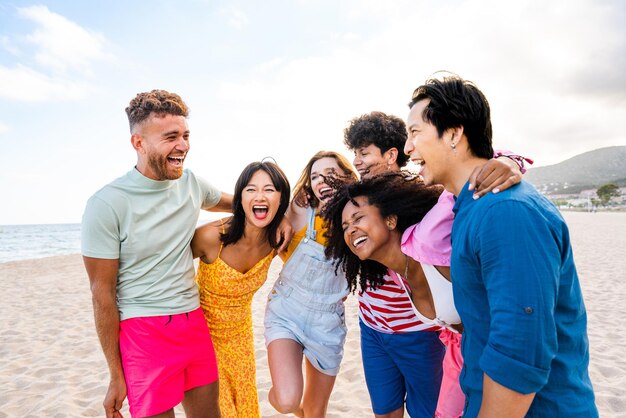 Groep jonge beste vrienden die buiten een band vormen