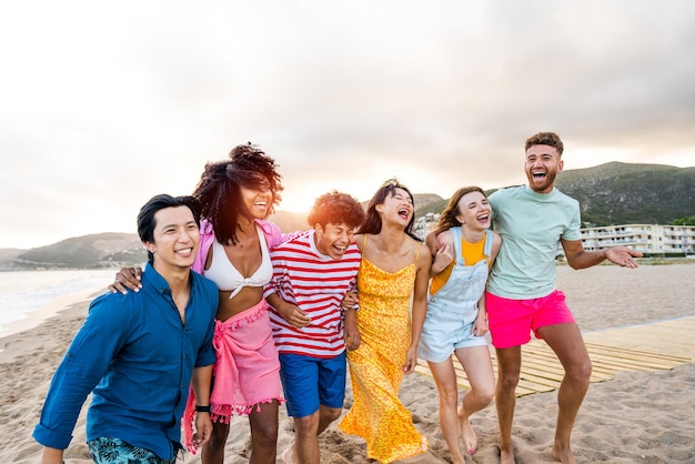 Groep jonge beste vrienden die buiten een band vormen