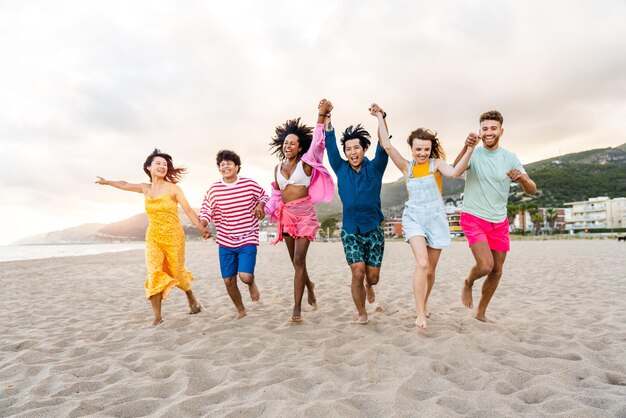 Groep jonge beste vrienden die buiten een band vormen