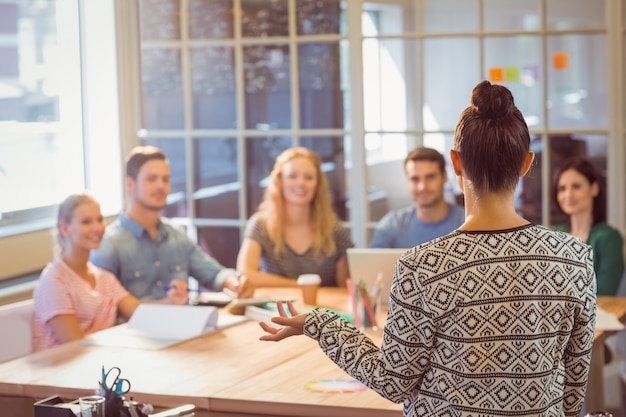 Foto groep jonge collega's met behulp van laptop