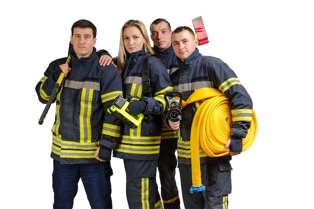 Groep jonge dappere brandweerlieden in geïsoleerd uniform