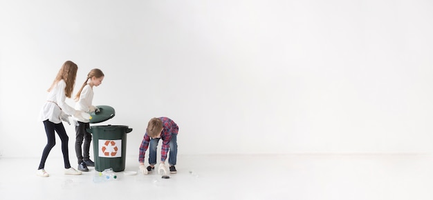 Foto groep jonge kinderen samen recyclen