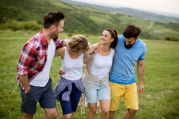 Groep jonge mensen die op het de zomergebied lopen