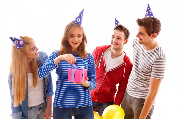 Groep jonge mensen met een verjaardagsfeestje