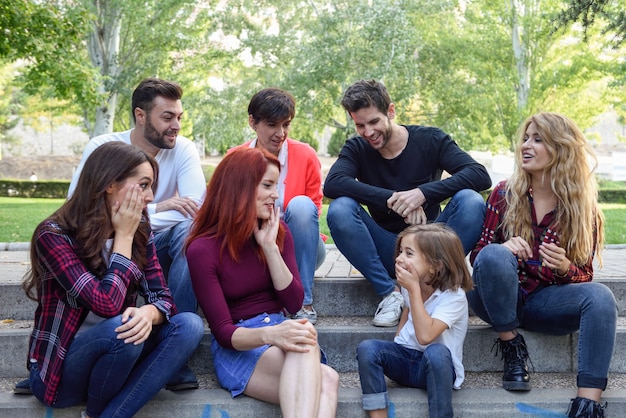 Groep jonge mensen samen buitenshuis op stedelijke achtergrond