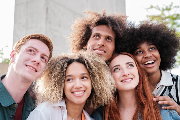 Groep jonge mu samen en lachend opzoeken Concept levensstijl leuke vriendschap