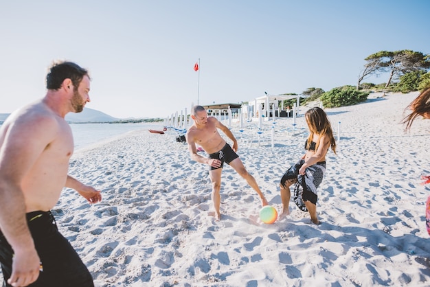 groep jonge multi-etnische vrienden strand zomer