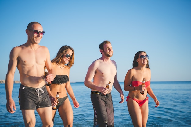 groep jonge multi-etnische vrienden strand zomer