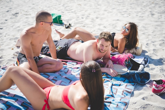 groep jonge multi-etnische vrienden strand zomer