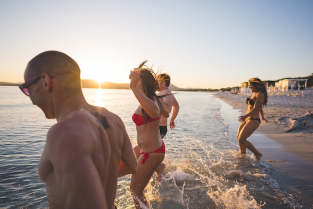 groep jonge multi-etnische vrienden strand zomer