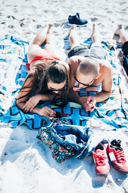 Foto groep jonge multi-etnische vrienden strand zomer