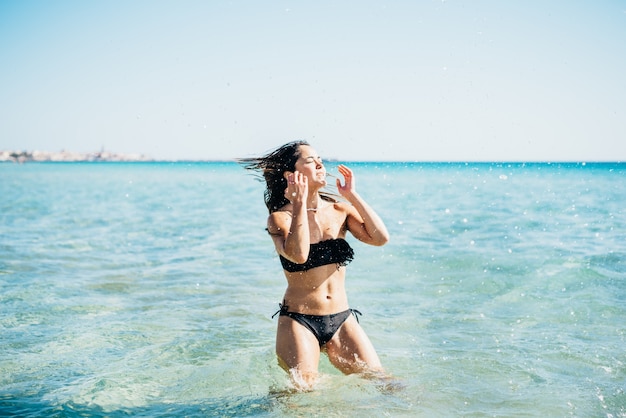 groep jonge multi-etnische vrienden strand zomer