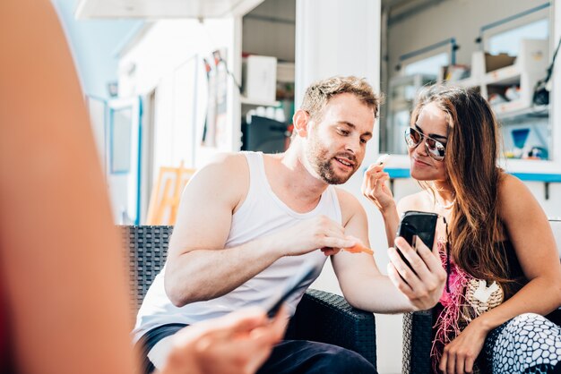 groep jonge multi-etnische vrienden strand zomer