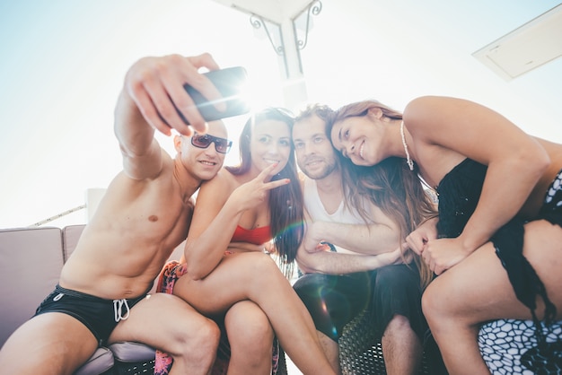 Groep jonge multi-etnische vrienden strand zomer